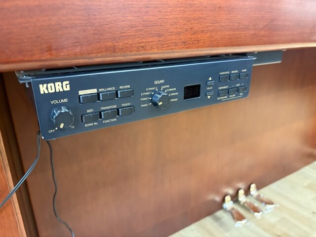 カワイ　中古ピアノ　KL82W(コルグ消音機付き)